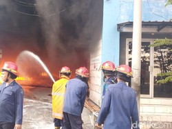 Sebuah Gudang Oli di Sidoarjo Terbakar, Penyebab Masih Diselidiki