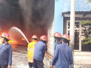 Sebuah Gudang Oli di Sidoarjo Terbakar, Penyebab Masih Diselidiki Sebuah Gudang Oli di Sidoarjo Terbakar, Penyebab Masih Diselidiki