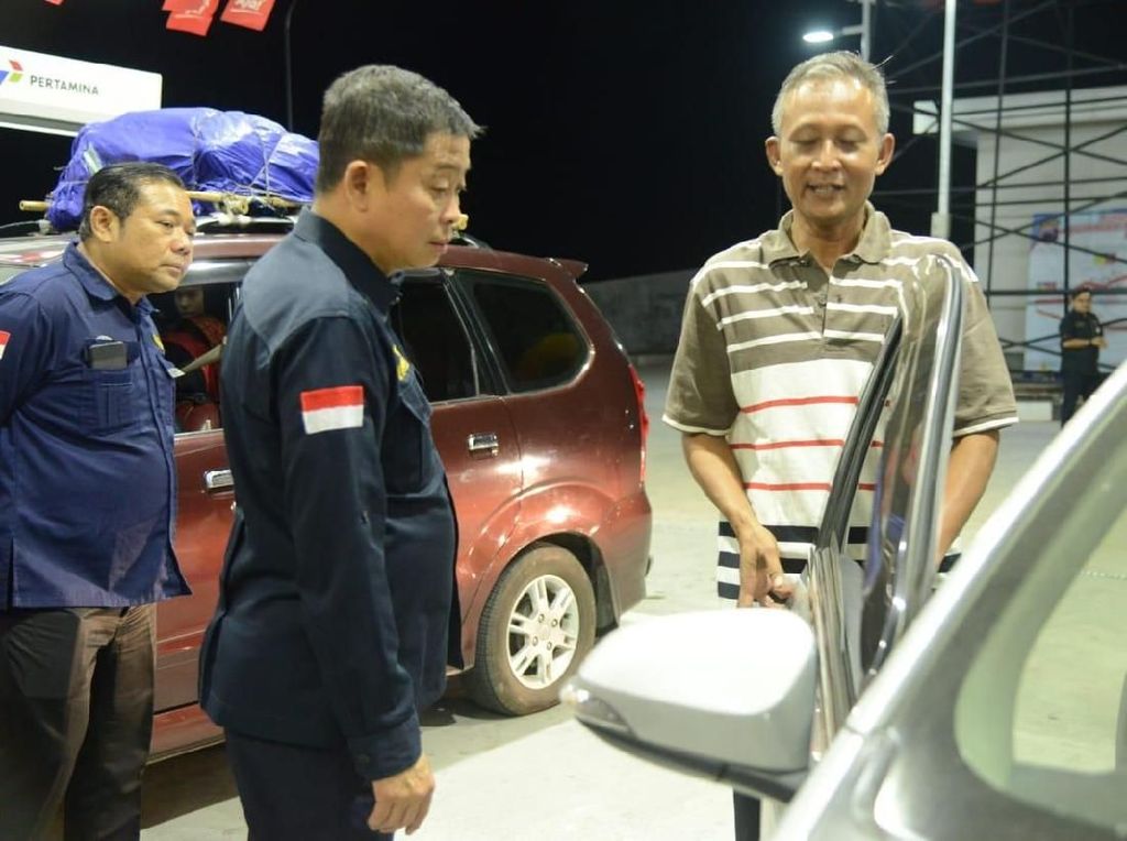 Malam-malam, Jonan Cek SPBU di Rest Area Tol Trans Jawa Malam-malam, Jonan Cek SPBU di Rest Area Tol Trans Jawa