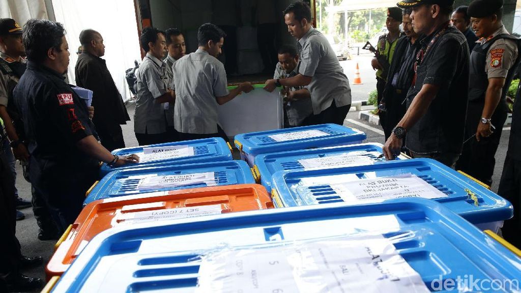 Alat Bukti Pemilu Terkait Sengketa Pilpres Diangkut ke MK Alat Bukti Pemilu Terkait Sengketa Pilpres Diangkut ke MK