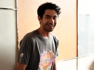 Reza Rahadian Tersipu Malu Ditanya soal Mantan Pacar