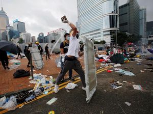 Hong Kong Rusuh, Sahamnya Berguguran