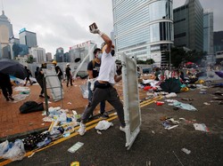 Hong Kong Rusuh, Sahamnya Berguguran