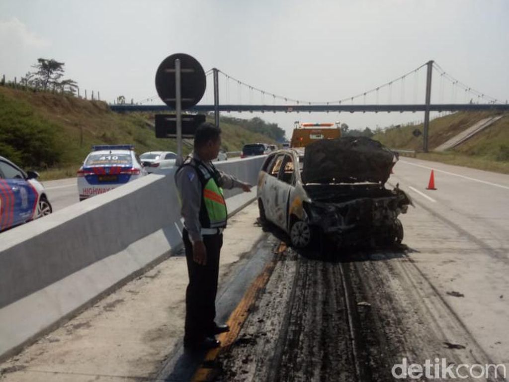 Ini Detik-detik MPV Terbakar di Tol Pandaan-Malang Ini Detik-detik MPV Terbakar di Tol Pandaan-Malang