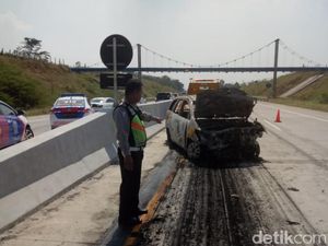 Ini Detik-detik MPV Terbakar di Tol Pandaan-Malang Ini Detik-detik MPV Terbakar di Tol Pandaan-Malang