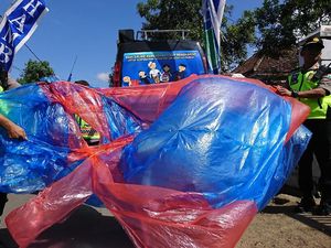 Warga Trenggalek Nekat Terbangkan Balon Udara Meski Dilarang