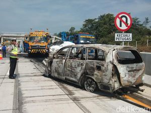 Terdengar Dua Kali Ledakan MPV Terbakar Usai Tabrak Truk di Tol Pandaan Terdengar Dua Kali Ledakan MPV Terbakar Usai Tabrak Truk di Tol Pandaan