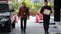Berpakaian Serba Hitam, Eks Bupati Lampung Tengah Diperiksa KPK
