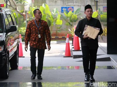 Berpakaian Serba Hitam, Eks Bupati Lampung Tengah Diperiksa KPK