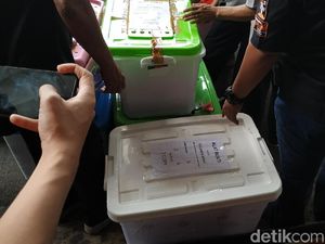 Alat Bukti Pemilu Mulai Diangkut dari KPU ke MK Alat Bukti Pemilu Mulai Diangkut dari KPU ke MK