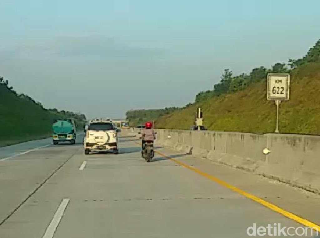 Video Perempuan Pemotor Bikin Geger karena Melaju di Tol Madiun Video Perempuan Pemotor Bikin Geger karena Melaju di Tol Madiun