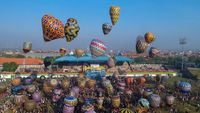 Aneka Balon Udara Warna-warni Hiasi Kota Pekalongan