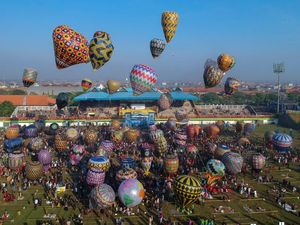 Aneka Balon Udara Warna-warni Hiasi Kota Pekalongan Aneka Balon Udara Warna-warni Hiasi Kota Pekalongan