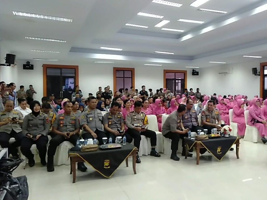 Momen Haru Konferensi Video Keluarga Brimob Jambi yang BKO ke DKI Momen Haru Konferensi Video Keluarga Brimob Jambi yang BKO ke DKI