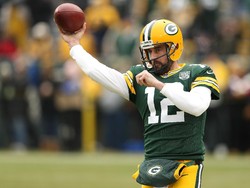 Posisi ketujuh ada atlet American football, Aaron Rodgers. Quarterback Green Bay Packers itu dapat bayaran 89,3 jtua dollar AS (Rp 1,271 triliun). Foto: Dylan Buell/Getty Images
