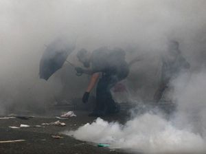 Israel Lempari Kantor Federasi Sepakbola Palestina dengan Gas Air Mata Israel Lempari Kantor Federasi Sepakbola Palestina dengan Gas Air Mata