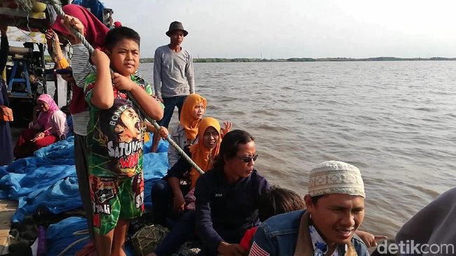 Hiu Tutul Warnai Tradisi Praonan Sambut Lebaran Ketupat di Pasuruan Hiu Tutul Warnai Tradisi Praonan Sambut Lebaran Ketupat di Pasuruan
