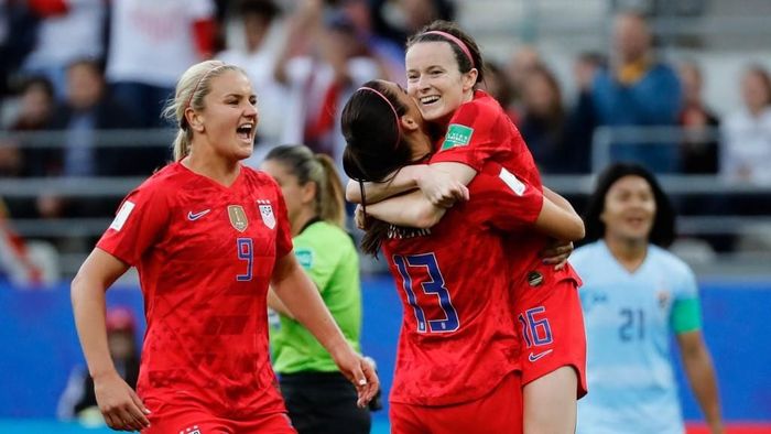 Timnas putri AS merayakan gol-gol ke gawang Thailand. (Thomas SAMSON / AFP) Timnas putri AS merayakan gol-gol ke gawang Thailand. (Thomas SAMSON / AFP)