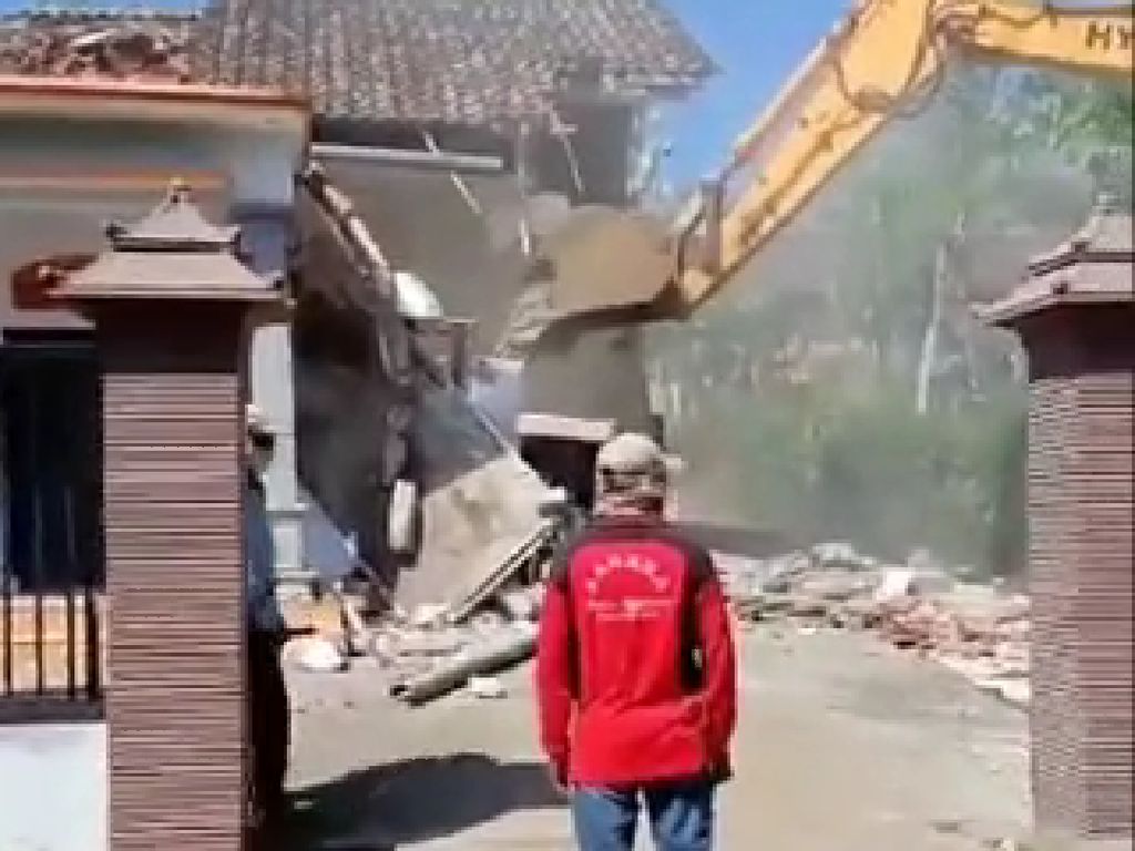 Cerita Lengkap di Balik Penghancuran Rumah Warga Malang yang Viral Cerita Lengkap di Balik Penghancuran Rumah Warga Malang yang Viral