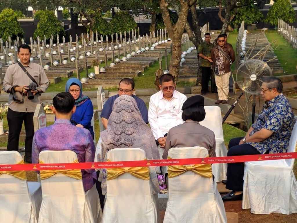 SBY Bareng Keluarga Ziarah ke Makam Ani Yudhoyono SBY Bareng Keluarga Ziarah ke Makam Ani Yudhoyono