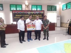 Mensos Serahkan Bantuan Rp 1,5 Miliar untuk Korban Banjir Konawe Utara