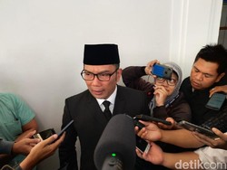 Ridwan Kamil Minta Bupati Bekasi Baru Fokus Kurangi Jumlah Pengangguran