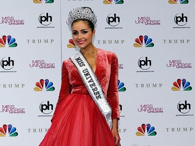 Foto: Gaya Olivia Culpo, Wanita Terseksi di Dunia Saat Pakai Batik
