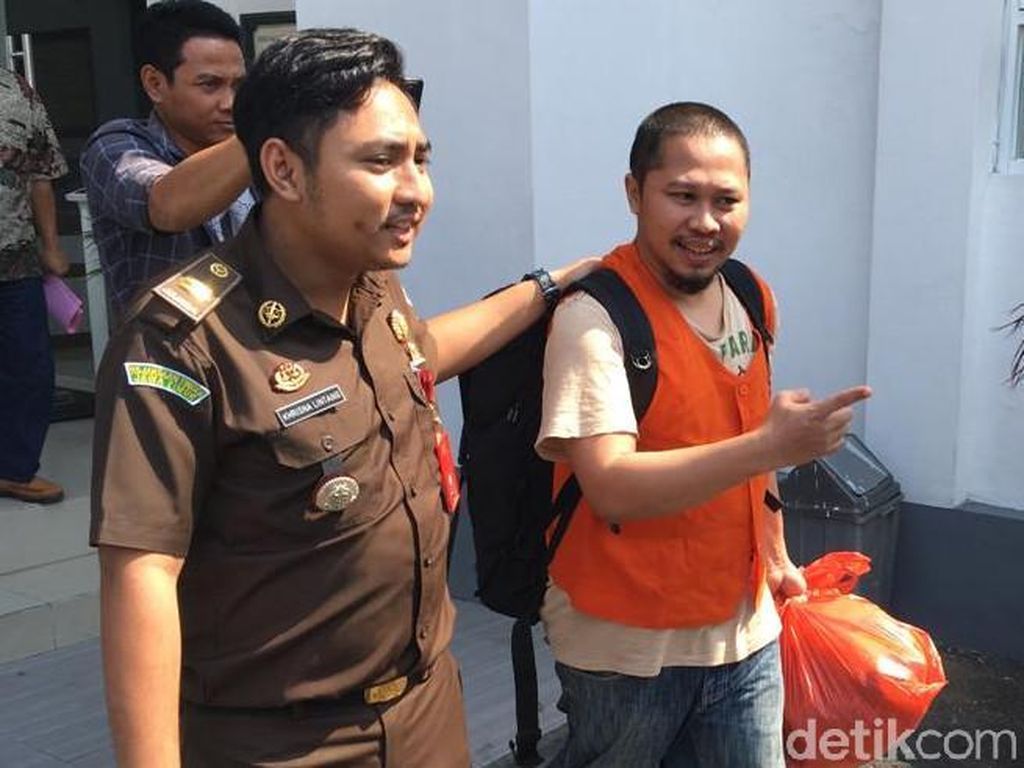 Pejabat Bulog Ditahan Diduga Korupsi Hasil Penjualan Senilai Rp 1,6 Miliar Pejabat Bulog Ditahan Diduga Korupsi Hasil Penjualan Senilai Rp 1,6 Miliar