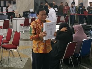 Bersama Ketua KPU, Bawaslu Serahkan Bukti Gugatan Pemilu ke MK Bersama Ketua KPU, Bawaslu Serahkan Bukti Gugatan Pemilu ke MK