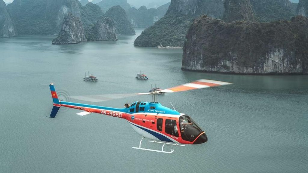 Foto: Wisata Naik Helikopter di Ha Long Bay, Vietnam
