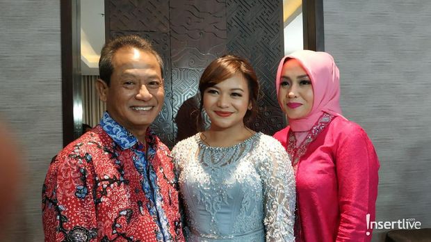 Amel Carla & Orang Tua