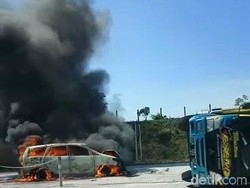 Saksi Sebut Truk Terguling di Tol Pandaan Lalu Ditabrak MPV dari Belakang