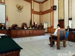 Sesal Pilot Kleptomania Pencuri Arloji