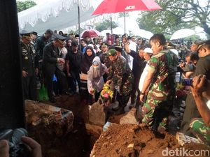 Hadiri Pemakaman Eks KSAD, Gatot Nurmantyo: Beliau Teladan yang Baik Hadiri Pemakaman Eks KSAD, Gatot Nurmantyo: Beliau Teladan yang Baik