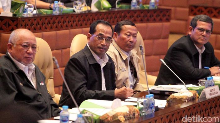 Menhub Budi Karya Sumadi rapat di komisi V DPR/Foto: Lamhot Aritonang Menhub Budi Karya Sumadi rapat di komisi V DPR/Foto: Lamhot Aritonang