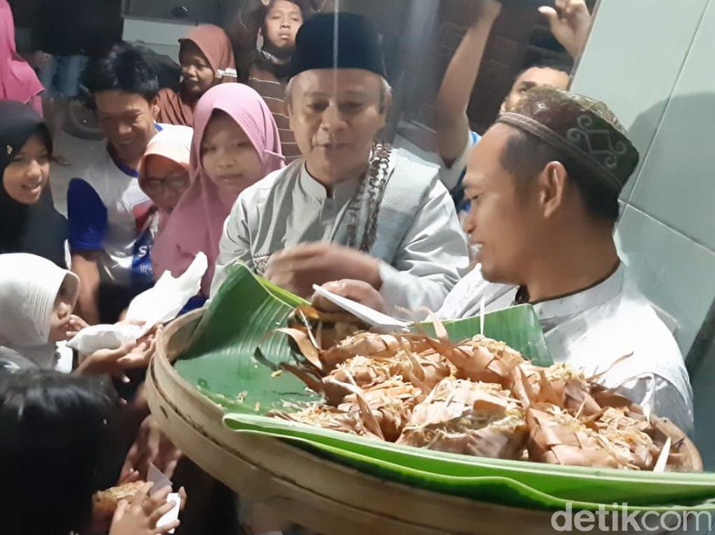 Berebut Kupat Jembut, Tradisi Unik Syawalan di Semarang