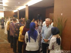 Berbatik Biru, Mendag Halalbihalal Ditemani Istri