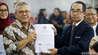 Momen KPU dan Bawaslu Serahkan Bukti Gugatan ke MK