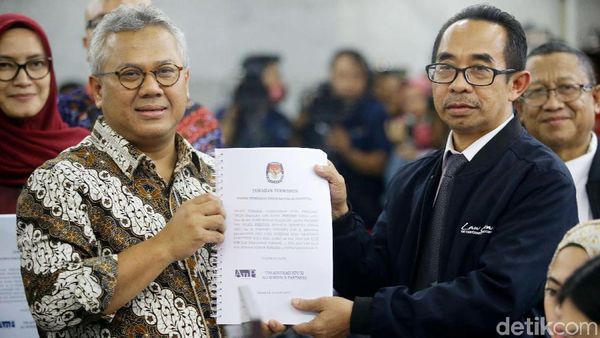 Momen KPU dan Bawaslu Serahkan Bukti Gugatan ke MK