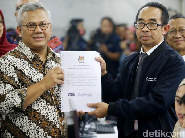 Momen KPU dan Bawaslu Serahkan Bukti Gugatan ke MK