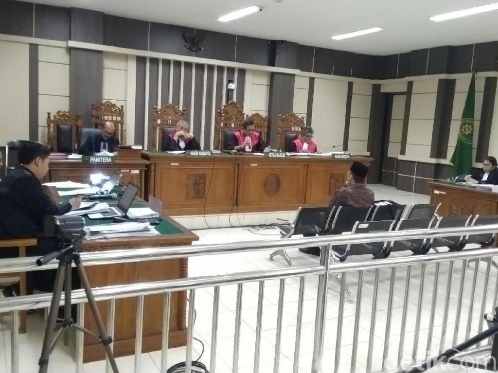 Taufik Kurniawan Bantah Soal Fee Pengurusan DAK Taufik Kurniawan Bantah Soal Fee Pengurusan DAK