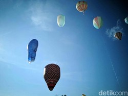 Langit Ponorogo Dihiasi Puluhan Balon Udara