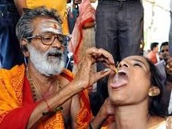 Makan Ikan Hidup Jadi Tradisi Unik Pengobatan Masyarakat India