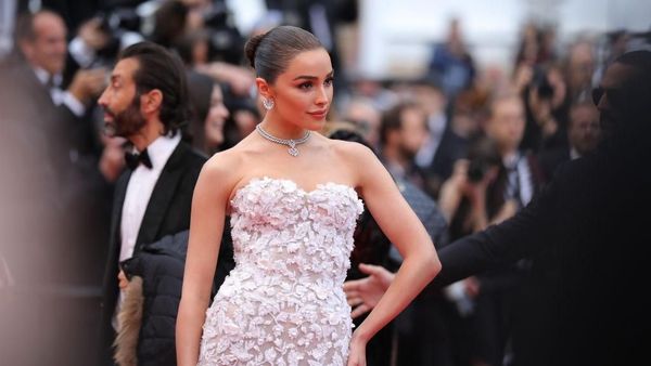 9 Potret Miss Universe yang Ditegur Petugas Bandara karena Pakai Sports Bra