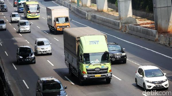 Arus Balik Kelar, Truk Kembali Lintasi Tol Jakarta Cikampek