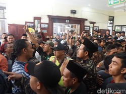 Suasana Luar Ruang Sidang Gus Nur Memanas, Kubu Pro dan Kontra Bersitegang