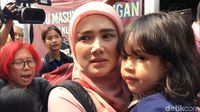 Terobos Wartawan, Mulan Jameela Bawa Anaknya Jenguk Ahmad Dhani