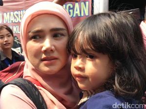 Mulan Jameela Melepas Rindu saat Jenguk Ahmad Dhani di Tahanan Mulan Jameela Melepas Rindu saat Jenguk Ahmad Dhani di Tahanan