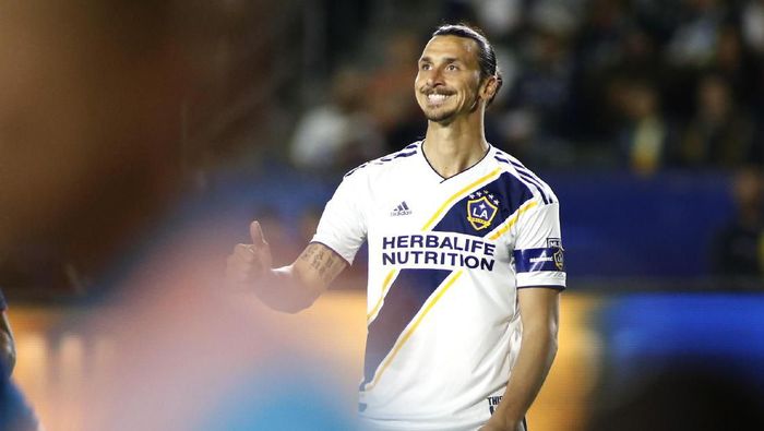 AC Milan dikabarkan sudah mulai negosiasi dengan Zlatan Ibrahimovic (Foto: Katharine Lotze / Getty Images)