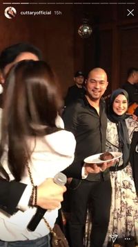 Ada Apa Di Balik Peluk Mesra Cut Tary dan Thomas Djorgi?
